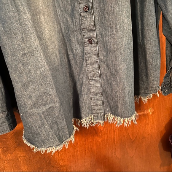 ⭐️ EUC-Lane Bryant Sz 20 Denim Frayed Ends Jean Button Down Shirt Top - Picture 4 of 6